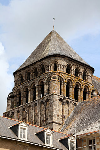 Tour romane de l'abbatiale Saint-Sauveur