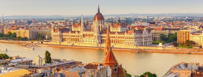 Le Danube bleu traversant la ville de Budapest en Hongrie.