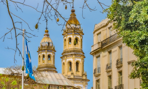 Vue en gros plan sur l'architecture particulière du quartier San Telmo à Buenos Aires, architecture plutôt traditionnelle