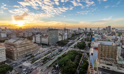 Vue en hauteur sur l'Avenido 9 de Julio, la plus grande et plus large avenue du monde 