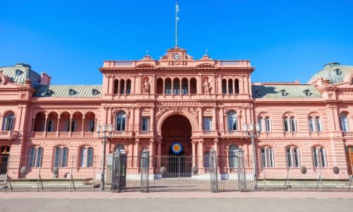 Vue sur la façade de la Casa Rosada à Buenos Aires