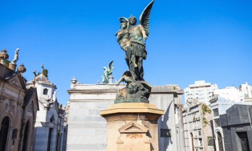 Statue et tombes dans le cimetière de la Recoleta