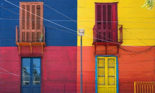 Vue sur une façade colorée, avec 4 couleurs différentes à Buenos Aires