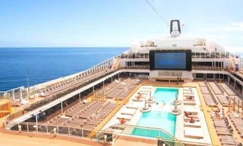 Pont d'un bateau avec une piscine MSC Croisières