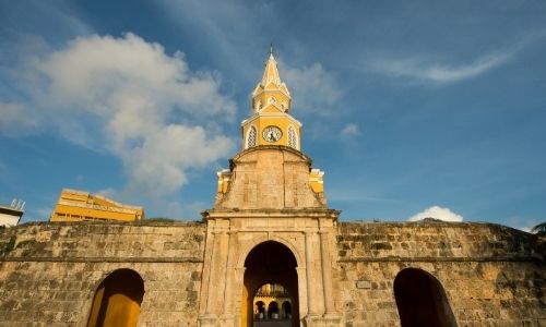 grand monument, avec un clocher central en Colombie