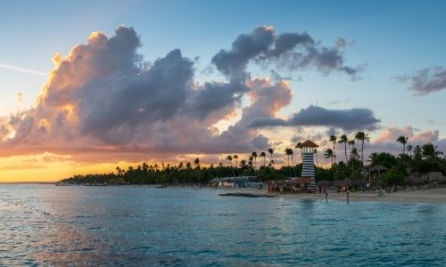 soleil rosé qui reflète sur la Romana en République Dominicaine