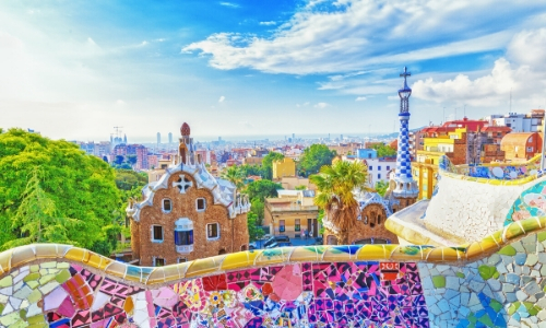 Vue du Parc Güell à Barcelone, avec beaucoup de couleurs