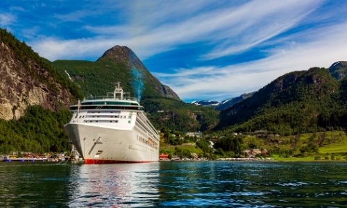 Paquebot naviguant dans un fjord, Norvège, avec verdure