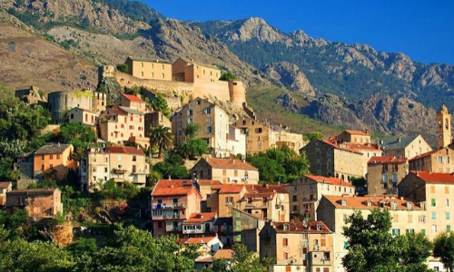 Village perché de Corte avec habitations en hauteur