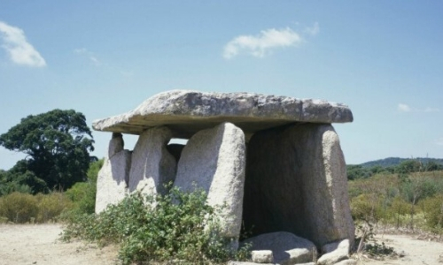 Dolmen de Fontanaccia, construction préhistorique constitué d'une dalle posée sur des pierres verticales