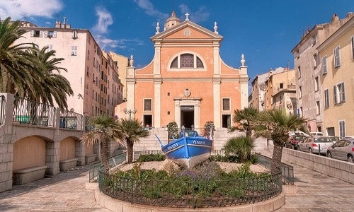 Photo de la façade de la Cathédrale d'Ajaccio en plein coeur de la ville