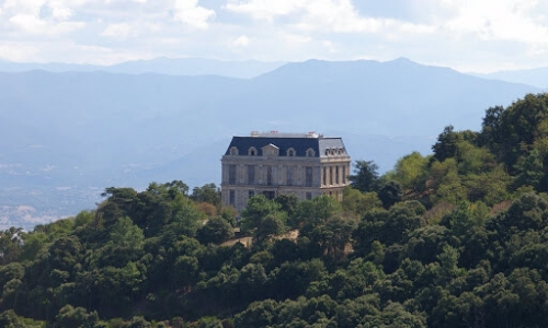 Vue aérienne sur le château de la Punta surplombant toute la ville