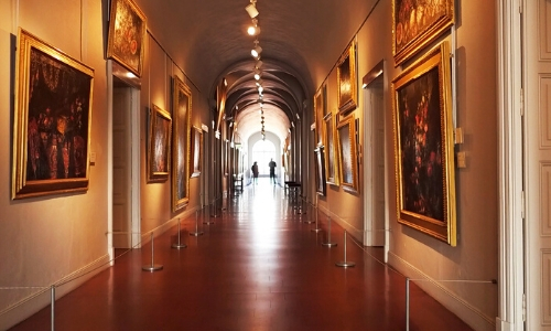 Couloir intérieur du Musée Fesh avec tableaux sur les murs 