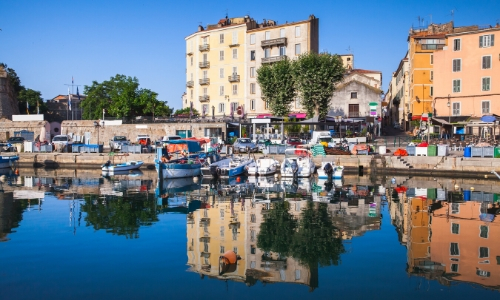 Vue sur le Vieux Port d'Ajaccio avec petites barques, et habitations