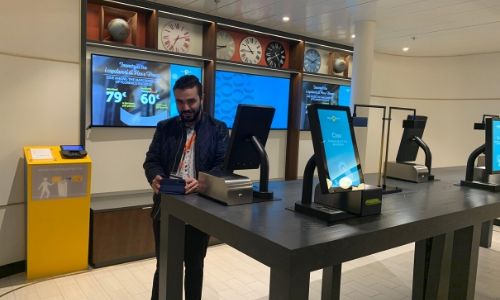 Benjamin, notre expert croisière devant les écrans de la galerie photo