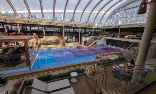 Le grand espace piscine intérieur du Costa Smeralda