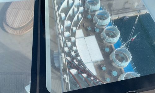 Vue sur la poupe du bateau depuis la Passeggiata Volare, la passerelle en verre transparente