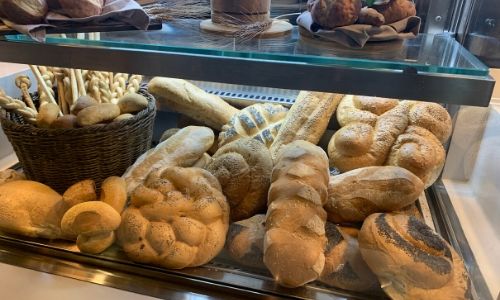 Différentes variétés de pain au buffet