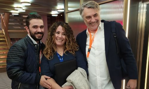 Benjamin, chef de pôle, Hakema commerciale Costa et Patrick Gaudfrin, gérant de Destockage croisières posant devant les escaliers