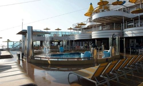 piscine sur le pont supérieur d'un bateau de croisière