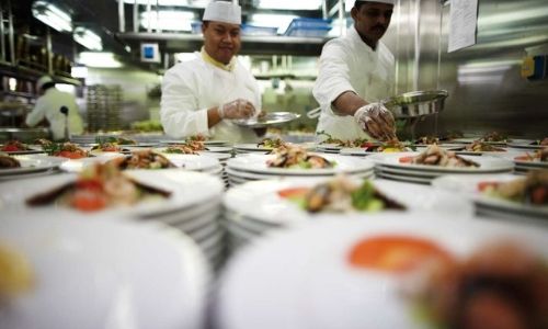 chef cuisinier dans une cuisine d'une restaurant sur un bateau