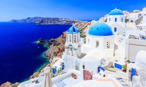 Vue aérienne sur Santorin, avais maisons blanches aux toits bleus, vue mer