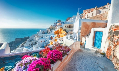 Vue aérienne sur Santorin, avais maisons blanches aux toits bleus, vue mer
