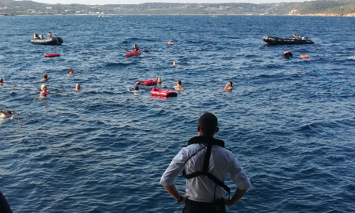 Passagers du Lyrial profitant d'une baignade surveillée depuis la marina