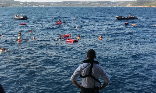 Passagers du Lyrial profitant d'une baignade surveill&eacute;e depuis la marina