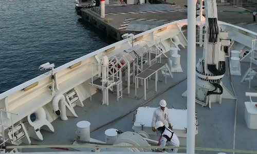 Equipage man&oelig;uvrant pour quitter le quai de Nice