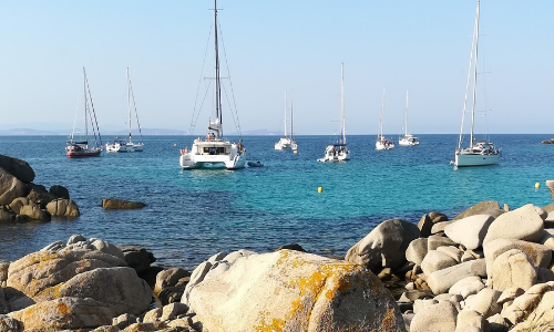 Petits bateaux non loin de l'une des plages de l'île Lavezzu