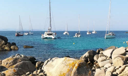 Petits bateaux non loin de l'une des plages de l'&icirc;le Lavezzu