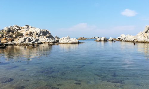 Crique dans les îles Lavezzi