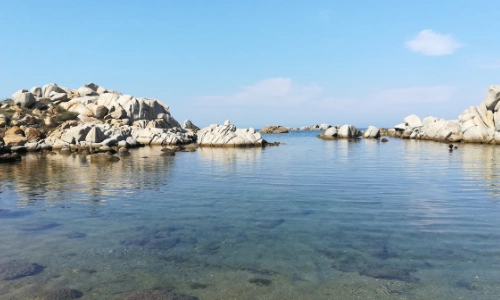 Crique dans les &icirc;les Lavezzi