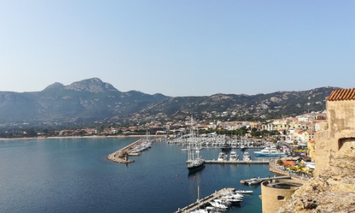 Le port de Calvi vu depuis les remparts de la vieille ville