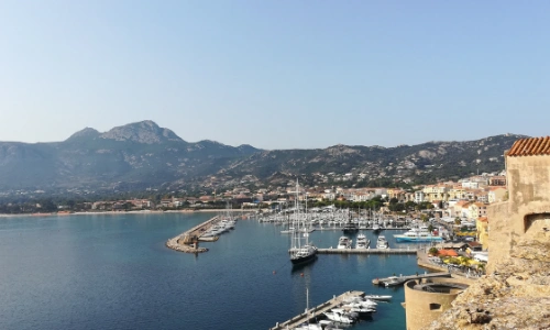 Le port de Calvi vu depuis les remparts de la vieille ville