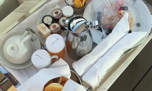 Petit d&eacute;jeuner sur le balcon de la cabine