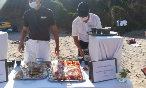 Equipage proposant un goûter sur la plage aux passagers