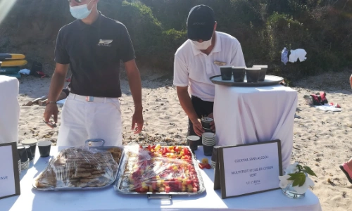 Equipage proposant un go&ucirc;ter sur la plage aux passagers
