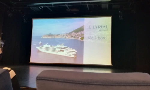 La sc&egrave;ne du th&eacute;&acirc;tre avec projection des informations importantes