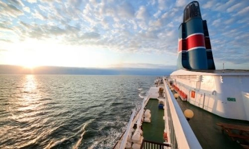 vu de derrière d’une partie d’un cargo en mer