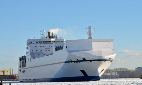 cargo blanc légèrement vu de profile par l’avant