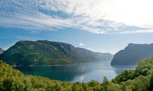 grand paysage d’une grande étendue d’eau entourée de montagnes