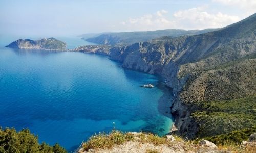 paysage photographié d’une falaise qui offre la vue sur la mer méditerranée et ses falaises côtières