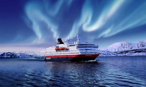 Une aurore boréale lors du passage d'un bateau Hurtigruten