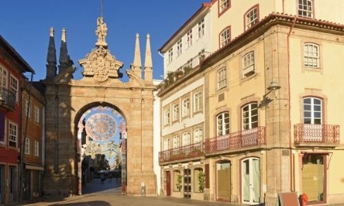 grands monuments à l’intérieur d’une ville, illuminés par le soleil