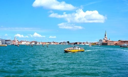 fleuve italien avec des maisons en bordure au loin