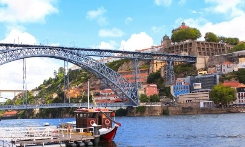 vue d’un grand pont à arc qui surplombe le fleuve Douro au Portugal