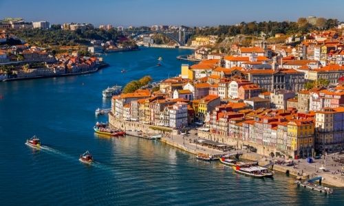 vue du ciel de la ville de Porto au Portugal, bordé par le Douro, un grand fleuve