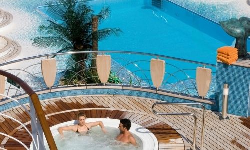  jeune couple qui profite d’un jacuzzi d’un bateau de croisière